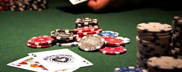Người dùng Việt Nam theo dõi bàn baccarat live casino trên điện thoại